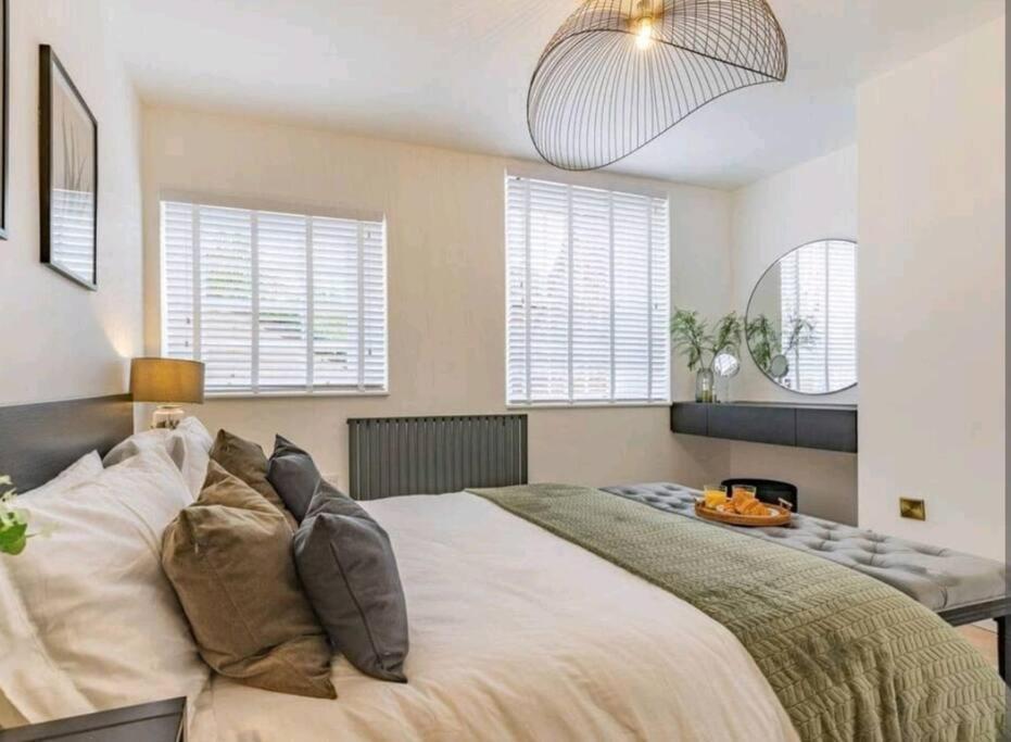 St Marg'S Hideaway; Grade II Listed Luxury Apartment In The Heart Of Cheltenham - Gateway To The Cotswolds! Sleeps 4 - Outdoor Seating And Free Private Parking! Bagian luar foto