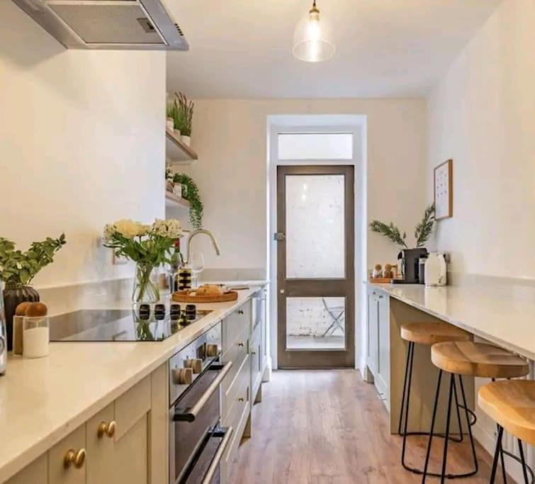 St Marg'S Hideaway; Grade II Listed Luxury Apartment In The Heart Of Cheltenham - Gateway To The Cotswolds! Sleeps 4 - Outdoor Seating And Free Private Parking! Bagian luar foto