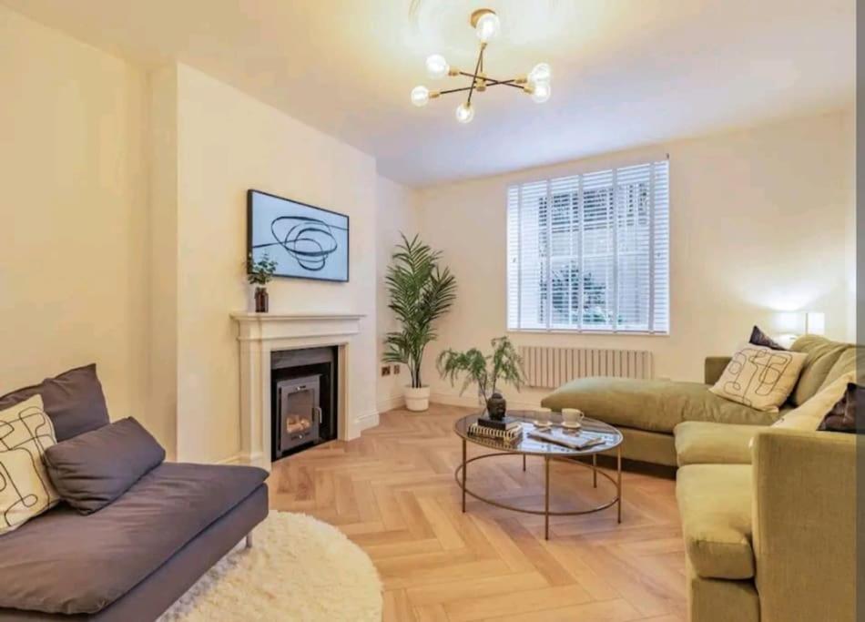 St Marg'S Hideaway; Grade II Listed Luxury Apartment In The Heart Of Cheltenham - Gateway To The Cotswolds! Sleeps 4 - Outdoor Seating And Free Private Parking! Bagian luar foto