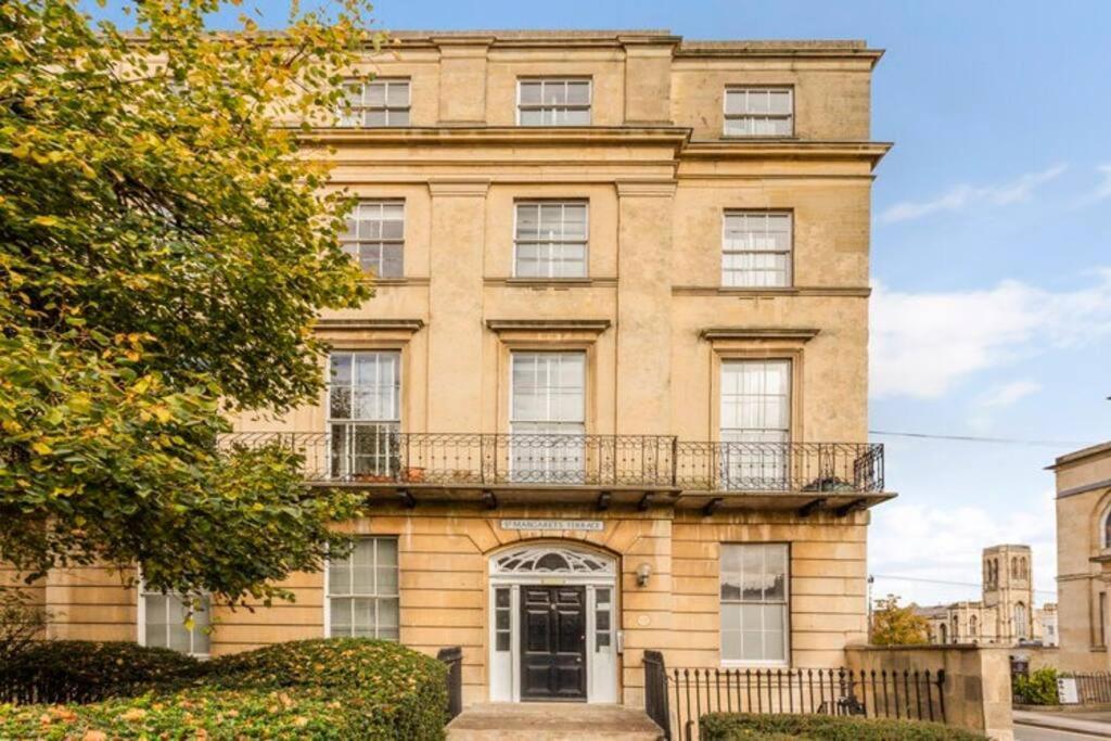 St Marg'S Hideaway; Grade II Listed Luxury Apartment In The Heart Of Cheltenham - Gateway To The Cotswolds! Sleeps 4 - Outdoor Seating And Free Private Parking! Bagian luar foto
