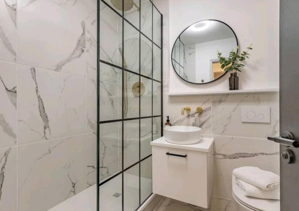 St Marg'S Hideaway; Grade II Listed Luxury Apartment In The Heart Of Cheltenham - Gateway To The Cotswolds! Sleeps 4 - Outdoor Seating And Free Private Parking! Bagian luar foto